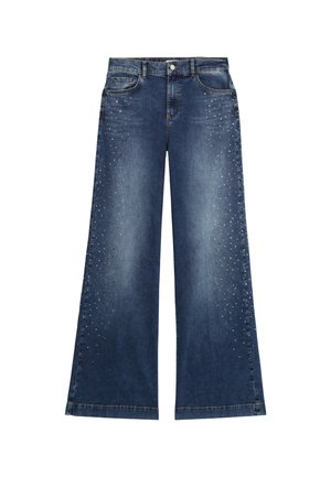 Jean large en denim foncé, avec un design clouté sur le devant, quatre poches et une fermeture à bouton. Fini texturé avec un léger délavage.