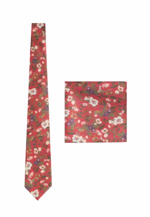 Rot bindemuster mit passenden Taschentuch, das weiße Blumen und grüne Blätter zeigt, glatte Textur und ein schmales Design.