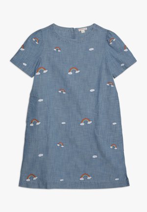 Robe en chambray bleu à manches courtes, ornée de arcs-en-ciel et de nuages brodés. Coupe droite avec poches latérales et encolure ronde.