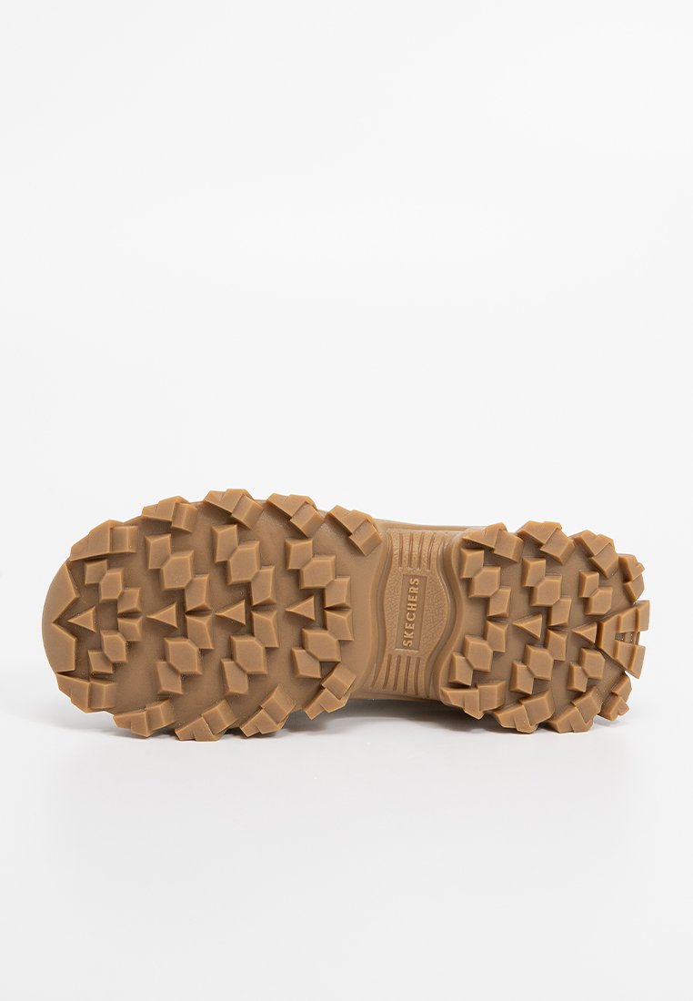 Suola delle scarpe da trekking Skechers con un design robusto, caratterizzata da scanalature profonde e tasselli a forma di diamante di colore beige per una migliore trazione.