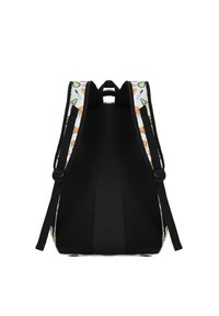 Sac à dos avec des bretelles rembourrées noires et des détails en maille, arborant un motif coloré sur le thème de la nourriture sur un tissu blanc. Fini lisse et forme structurée.