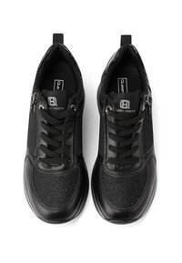 Un paio di sneakers nere Queen Helena con lacci e cerniere laterali, con texture in tessuto e pelle, viste dall'alto su uno sfondo bianco.
