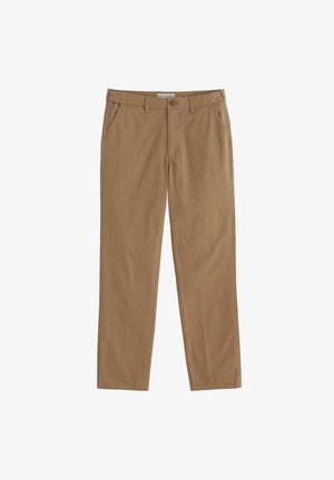 Džinsu bikses brūnā krāsā, izgatavotas no kokvilnas, ar klasisku taisnu kāju griezumu, priekšējām kabatām un pogu aizdari, ar minimāliem šūšanas elementiem.