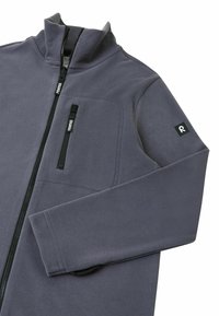 Grau Fleecejacke mit hohem Kragen, Frontreißverschluss und einer aufgesetzten Brusttasche mit Reißverschluss. Verfügt über ein Logo-Patch am Ärmel und eine glatte Textur.