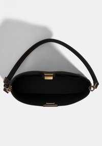 Sac à main en cuir noir avec un design structuré et arrondi, matériel en ton doré et une seule sangle. L'intérieur est doublé de noir sans poches supplémentaires.