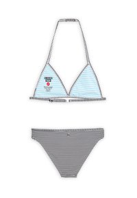 Sinivalkoinen raidallinen kolmion muotoinen bikinitoppi, jossa mustia raitoja; yhteensopivat mustat raidalliset bikinit. Omistautuu logovedoksi.