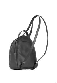 Černý kožený batoh s texturovaným povrchem, který má dvě nastavitelné popruhy, horní ucho a detail na zip na boku.