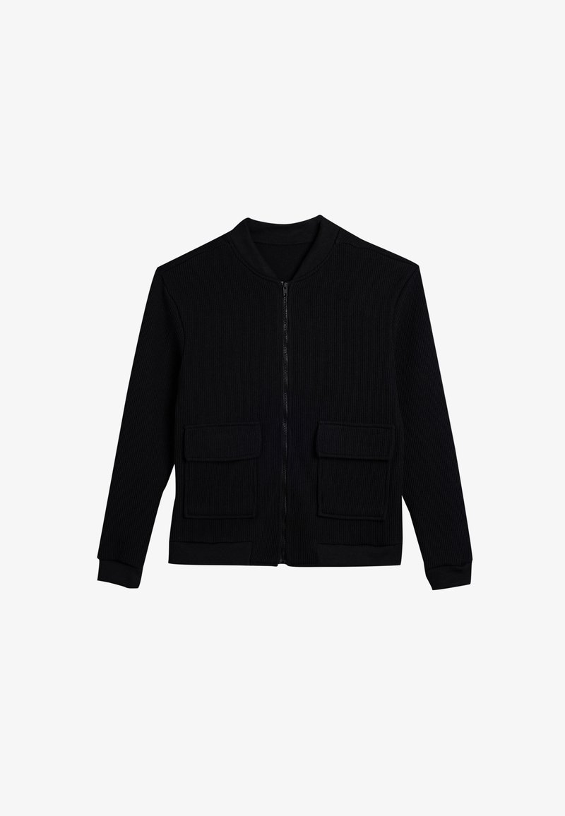 Schwarze Zip-Jacke aus strukturiertem Stoff. Verfügt über einen runden Kragen, lange Ärmel und zwei aufgesetzte Taschen auf der Vorderseite.
