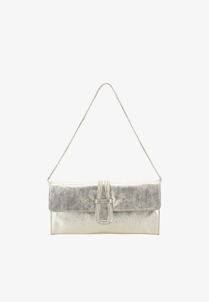 Silberne Metallic-Clutch mit einer Kette als Schulterriemen und einer vorderen Klappe, die mit einem dekorativen, geschlungenen Band gesichert ist.