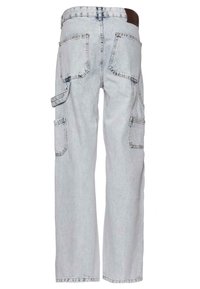 Lys blå denim cargo bukser med rett snitt, flere lommer og en lett falmet tekstur. Har et brunt lærbelte som aksent.