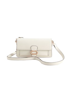 Cremefarbene Leder-Crossbodytasche mit verstellbarem Riemen und goldfarbenem, rechteckigem Schnallenverschluss an der Frontklappe.