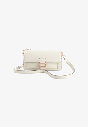 Cremefarbene Leder-Crossbodytasche mit verstellbarem Riemen und goldfarbenem, rechteckigem Schnallenverschluss an der Frontklappe.