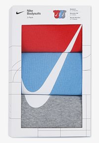 Un pack de trois bodys en rouge, bleu et gris de Nike. Chaque bodys comporte un grand logo Nike blanc. Texture en coton doux, adaptée aux nouveau-nés.