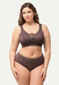 Bruin kanten bralette met brede bandjes, bloemenpatroon en golvende randen; bijpassende high-waisted slips met kantdetails aan de voorkant.