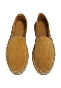 Zapatos slip-on de ante marrón con una textura suave, punta redonda y suela de yute trenzado. El interior es de color marrón claro y cuenta con una plantilla acolchada.