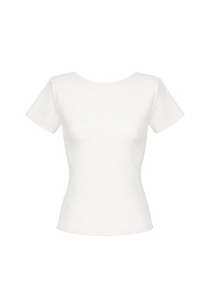 Prosty biały przylegający t-shirt z krótkim rękawem i okrągłym dekoltem na białym tle.
