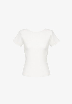Prosty biały przylegający t-shirt z krótkim rękawem i okrągłym dekoltem na białym tle.