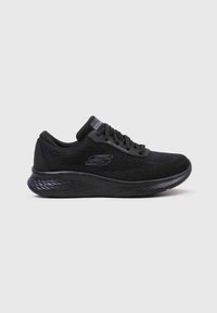 Zapatilla deportiva negra hecha de tejido de malla transpirable, con una suela acolchada, diseño de cordones y una suela texturizada para agarre.
