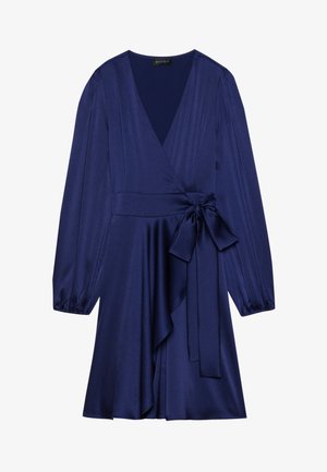 Navyblauwe wikkeljurk van soepel materiaal, met lange mouwen, een strik taille detail en een rimpelrand. Textuurdesign door het hele kledingstuk.