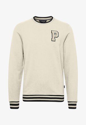 Sweatshirt crem cu manșete și tiv negru, având pe piept un mare „P” brodat în alb și negru.