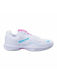 Zapatilla de tenis blanca con parte superior de malla que presenta acentos en azul y rosa, suela texturizada y logo de la marca en el lado. Suela de goma para un mejor agarre.