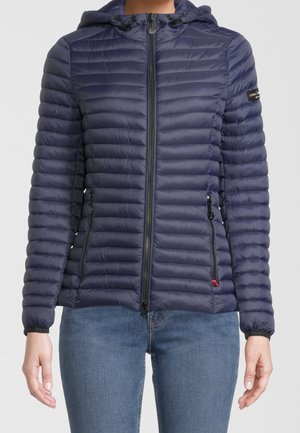 Chaqueta de plumas azul marino con acolchado horizontal, bolsillos con cremallera y capucha. Presenta cremalleras negras y puños elásticos para un ajuste ceñido.