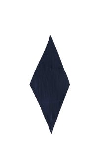Tissu bleu marine en forme de diamant avec une texture côtelée verticale. Comprend un petit bouton rond au bas de la pointe.