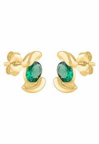 Złote kolczyki na sztyfcie z owalnym zielonym kamieniem szlachetnym, otoczone zakrzywionym, gładkim złotym wzorem z teksturowanym detalem pod kamieniem.