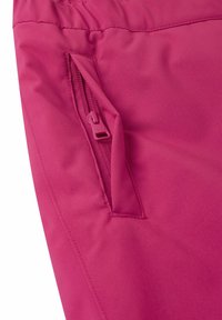 Różowa tkanina z boczną kieszenią zapinaną na zamek, lekko teksturowana powierzchnia, z gładkim wykończeniem i bez widocznych wzorów czy akcentów.