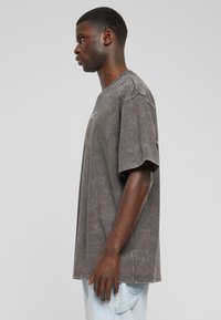Karl Kani SMALL SIGNATURE WASHED HEAVY SKULL TEE - T-shirts med print - anthracite