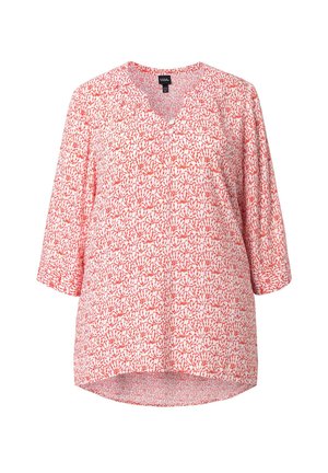 Blusa blanca con estampado floral rojo coral, mangas tres cuartos y cuello en V.