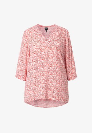 Biała bluzka z koralowo-czerwonym kwiatowym wzorem, rękawy do łokcia i dekolt w serek.