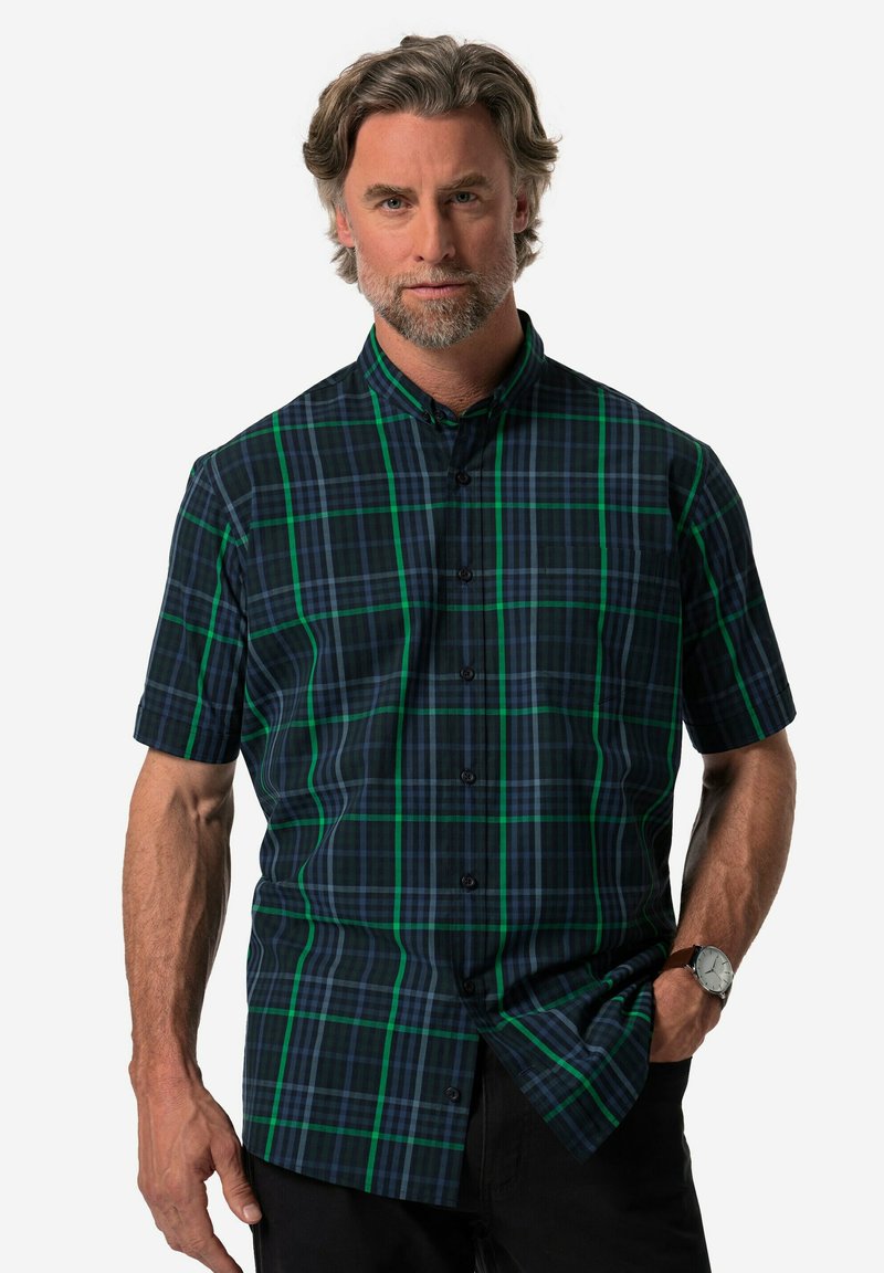 Camicetta a maniche corte a quadri nei toni verde scuro e blu, con bottoni sul davanti e colletto classico realizzata in tessuto leggero.