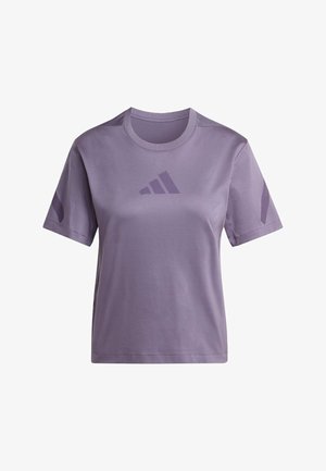 T-shirt viola a maniche corte realizzato in materiale morbido. Presenta un colletto rotondo e un logo discreto sul davanti e sulla manica. Texture liscia.