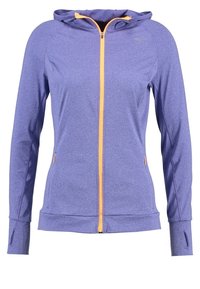 Giacca sportiva viola realizzata in un materiale sintetico testurizzato. Presenta una cerniera completa con dettagli arancioni, un cappuccio e fori per il pollice nelle maniche.