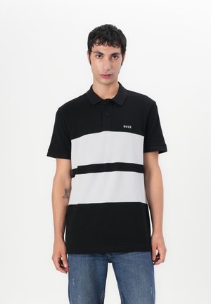 Polo noir avec des rayures horizontales grises. Doté d'un col, de manches courtes et d'un petit logo sur la poitrine. Fabriqué en tissu léger.