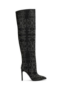 Botas negras por encima de la rodilla, hechas de un material suave, con patrones florales con tachuelas, punta afilada y tacón alto delgado.