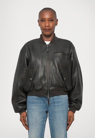 Schwarze Leder-Bomberjacke mit Reißverschluss vorne, gerippten Bündchen und zwei Seitentaschen, mit glatter Textur und lockerer Passform.