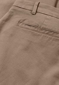 hessnatur Chino - lehm