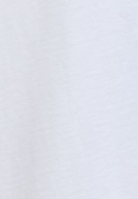 Άσπρη λευκή επιφάνεια με διακριτή υφή, ομοιόμορφα φωτισμένη και χωρίς ορατά αντικείμενα ή σημάδια.