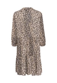 Rochie cu imprimeu leopard în nuanțe de bej și negru, cu un design în straturi, mâneci trei sferturi și decolteu rotund. Material moale, texturat.