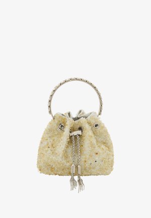 Sárga textúrájú kézitáska, húzózsinórral, lánc díszítésekkel és fém fogantyúval. Csillogó felülettel és ezüstszínű szerelékkel rendelkezik.