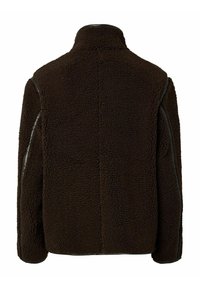 Rjava flis jakna z visokim ovratnikom, teksturirano blago, dva stranska panela in gladke podrobnosti po ramenih in rokavih.