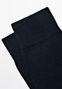 Dunkelblaue Baumwollsocken mit einem strukturierten gerippten Bündchen und glattem Körper, in einer einfarbigen Ausführung ohne sichtbare Muster oder Hardware.