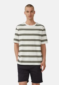 Gestreept T-shirt in wit en donkergroen, gemaakt van een gestructureerde stof, met een ronde halslijn en korte mouwen, gecombineerd met donkere shorts.