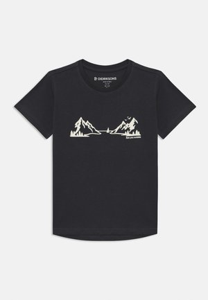 Tricou negru închis din bumbac, cu gât rotund. Prezintă o grafică albă cu munte și lac, cu textul "Ne vedem afară" dedesubt.