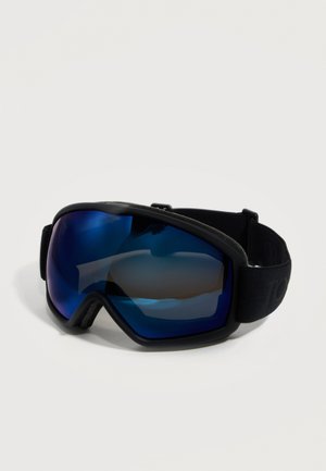 Schwarze Skibrille mit blauen, reflektierenden, gebogenen Gläsern und verstellbarem schwarzem elastischem Riemen vor neutralem Hintergrund.