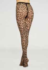 Gennemsigtige strømpebukser med leopardprint i nuancer af brunt på en nude base, med en sort talje og foden design.
