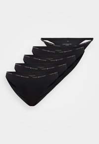 Cinq culottes bikini pour femmes Tommy Hilfiger noires avec des ceintures élastiques à logo, disposées en éventail sur un fond clair.