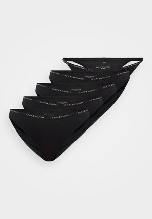 Öt fekete Tommy Hilfiger női bikini alsó, márkázott elasztikus derékpántokkal, legyező alakban elrendezve világos háttéren.